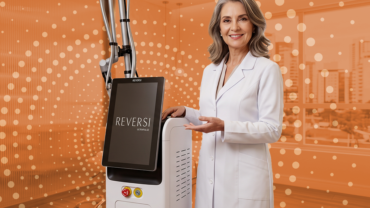 Médica ao lado do equipamento REVERSI Ultrapulse, laser de CO2 para rejuvenescimento facial