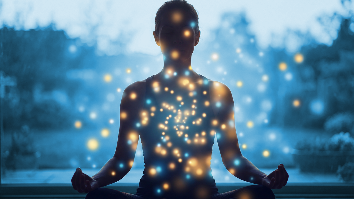 Mulher meditando com pontos de luz representando o equilíbrio entre emoções e inflamação silenciosa no corpo