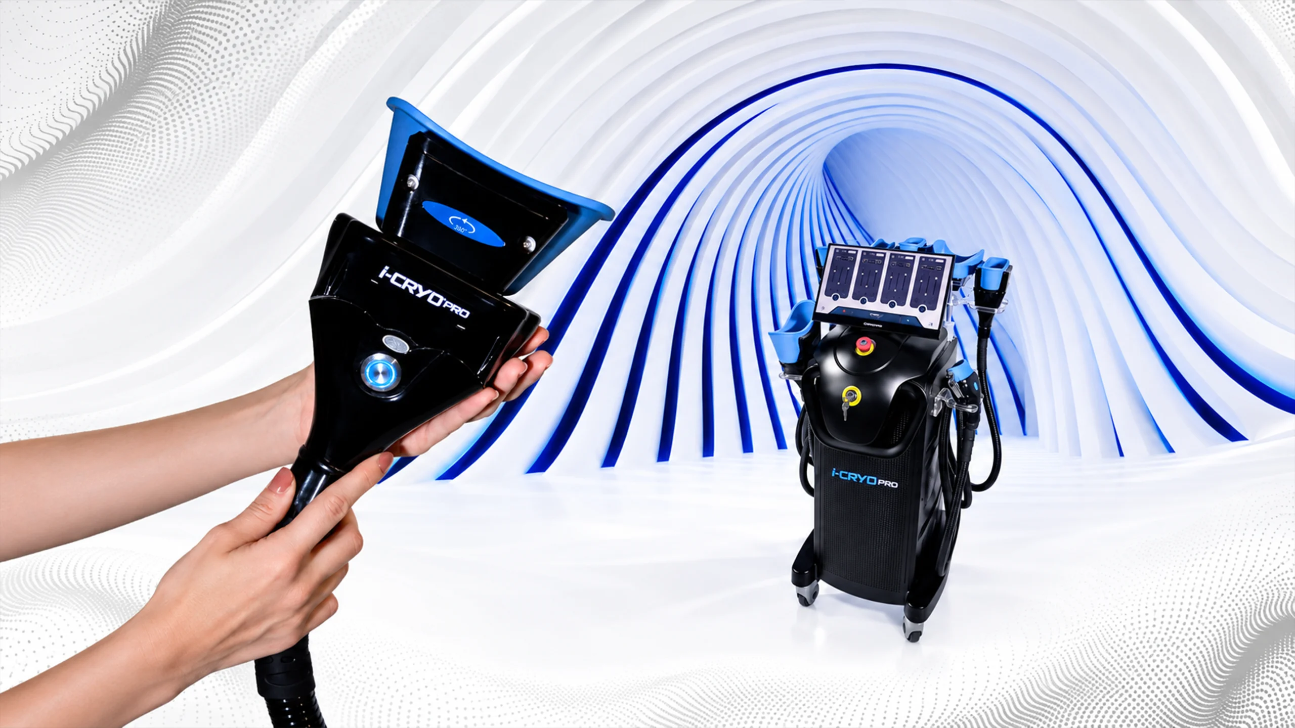 Mãos segurando a ponteira do i-Cryo Pro, equipamento de criolipólise para gordura localizada, com o aparelho completo ao fundo