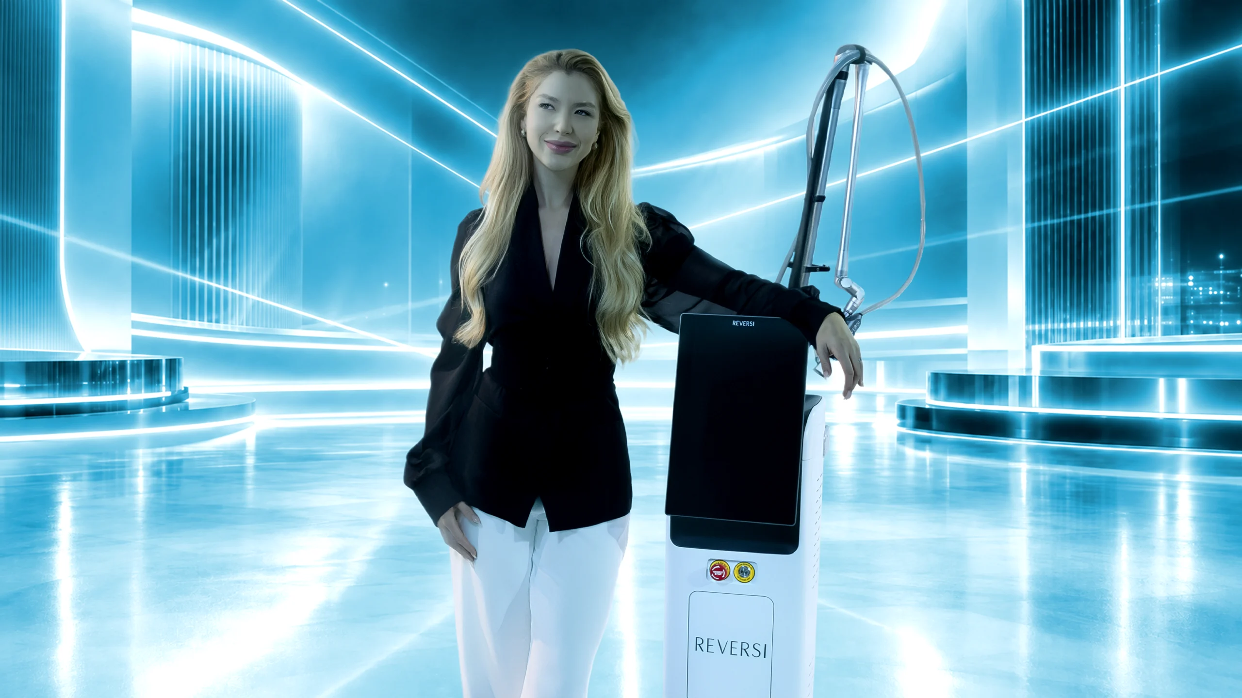 Mulher de blazer preto apoiada no laser de CO₂ REVERSI, em ambiente iluminado em tons de azul